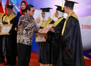 Wisuda 1.618 Lansia, Gubernur Pramono: Bukan Hanya Ijazah, Tapi Ruang Bahagia dan Bermartabat