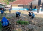 Camat Leuwidamar H. A. Nugraha Pimpin Gotong Royong Bersihkan Kantor Kecamatan
