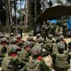 Bersenjata Lengkap Rombongan Jenderal TNI AD Kunjungi Prajurit Satgas di Papua