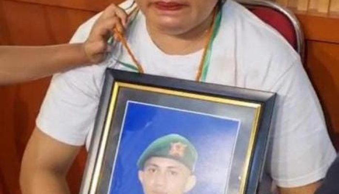 Hadiri Sidang Perdana sambil Bawa Foto Almarhum, Ibunda Prada Lucky Namo Minta Terdakwa Dipecat