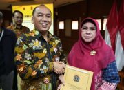 Wali Kota Jakbar Serahkan 22 SK Pensiun TMT 1 November 2025