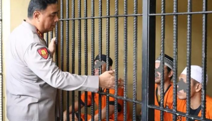 Momen Kapolda Babel Saat Cek Tahanan Di Mapolda : Beri Candaan Hingga Siapkan Makan Siang