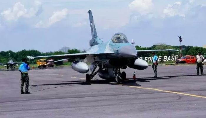 Pesawat Tempur F-16 dan T-50i Isi Bahan Bakar Tanpa Matikan Mesin