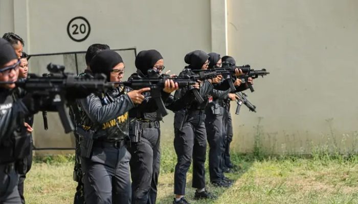 Polwan Brimob Polda Jatim Tampilkan Srikandi Challenge