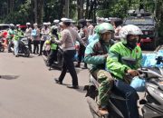 Jumat Peduli, Polda Metro Jaya Bagikan 400 Paket Sembako untuk Ojol dan PHL