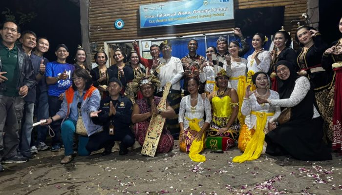 Pentas Budaya PWI Jakarta Tetap Meriah di Gunung Padang Meski Diguyur Hujan