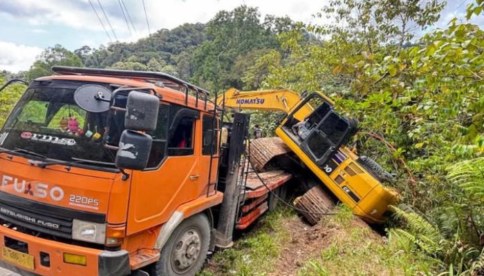 Mantan Ketua DPRD Pasaman Tertimpa Alat Berat Saat Salurkan Bantuan Bencana