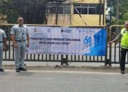 Jasa Raharja Lakukan Action Plan dengan Pemasangan Spanduk Dilakukan secara Manual oleh Tim Gabungan di Titik Strategis
