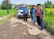 Camat Walantaka Bersama Kasi Trantib Kecamatan Walantaka Pantau Lokasi Jalan Yang Rusak Dan Di Keluhkan Warga