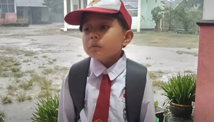 Viral karena Berangkat Sekolah Jam 3 Pagi, Farel Dapat Beasiswa dan Bantuan