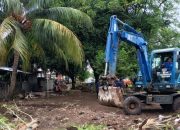 Bangunan Liar di TPU Kober Rawa Bunga Dibongkar