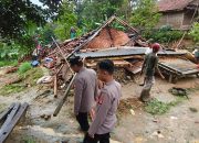 Kapolsek Lebakgedong Polres Lebak Dan Persomil Bergerak Cepat Ke Lokasi Rumah Ambruk di Kampung Padurung