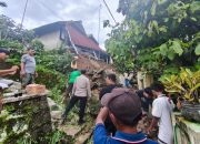 Tanah Longsor Terjadi Di Kampung Cijengkol,Gerak Cepat Polsek Rangkasbitung Polres Lebak Bantu Warga