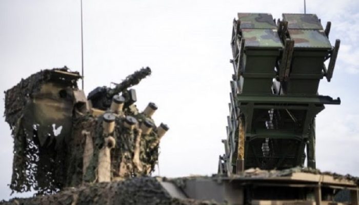 Sistem Pertahanan Udara Patriot Siaga Tinggi saat Empat Jet Angkut Rudal Balistik MiG-31I Foxhound Dekati Zona Udara 