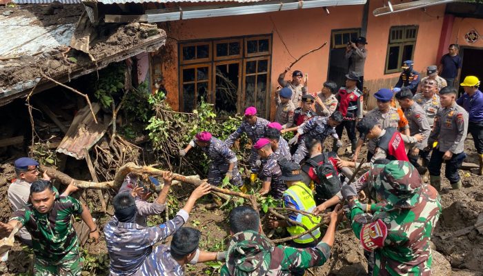 Dari Sulawesi Utara Prajurit Marinir TNI AL Terus Hadir Cari Korban Hilang di Tengag Longsor