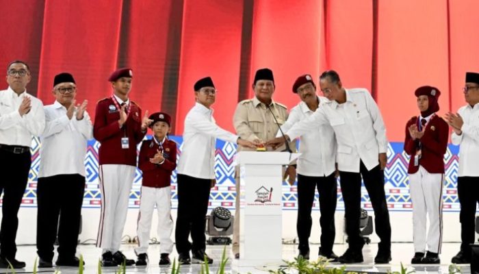 Panglima TNI Dampingi Presiden Prabowo Resmikan 166 Sekolah Rakyat         