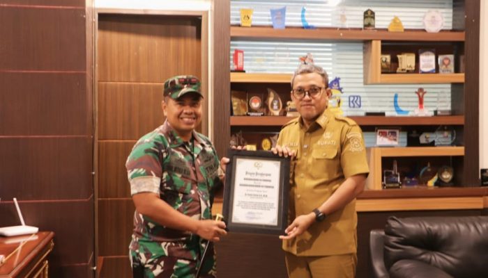 Dandim Jeneponto, Serahkan Piagam Penghargaan Danrem, Kepada Bupati Paris 