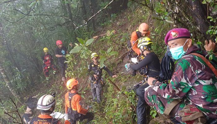 Mendaki Medan Terjal , Prakurit Marinir Cari Korban Pesawat Jatuh di Pegunungan Maros