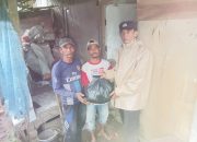 Personil Polsek Cikulur Polres Lebak monitoring Rumah warga yang terkena longsor akibat curah hujan tinggi di wilayah Cikulur