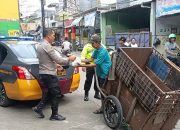 Program Jaga Jakarta, Kapolsek Pademangan Bagikan Makanan kepada Warga