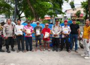 Polisi Bagikan Sembako di TPA Pademangan Barat Lewat Program Jumat Peduli