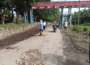 Kesal jalan Rusak tak kunjung di perbaiki pemerintah warga graha Walantaka Gotong royong perbaiki sendiri bersama donatur