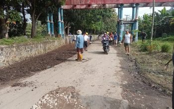 Kesal jalan Rusak tak kunjung di perbaiki pemerintah warga graha Walantaka Gotong royong perbaiki sendiri bersama donatur