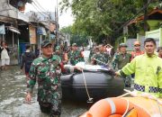 Banjir Kapuk Muara, Kodam Jaya Turunkan Personel dan Perahu LCR Bantu Warga