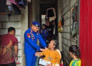 Direktorat Polairud Polda Metro Jaya Beri Kursi Roda untuk Warga Pesisir Penjaringan