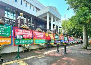 Sidang Lanjutan Gugatan RUPTL: PTUN Jakarta di Banjiri Karangan Bunga