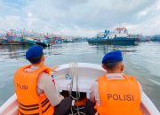 Polisi Relokasi Kapal Mangkrak di Muara Angke