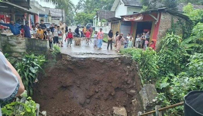 Jembatan Putus, DPUPR Pandeglang Terjunkan Tim Teknis, Pasang Rambu Peringatan