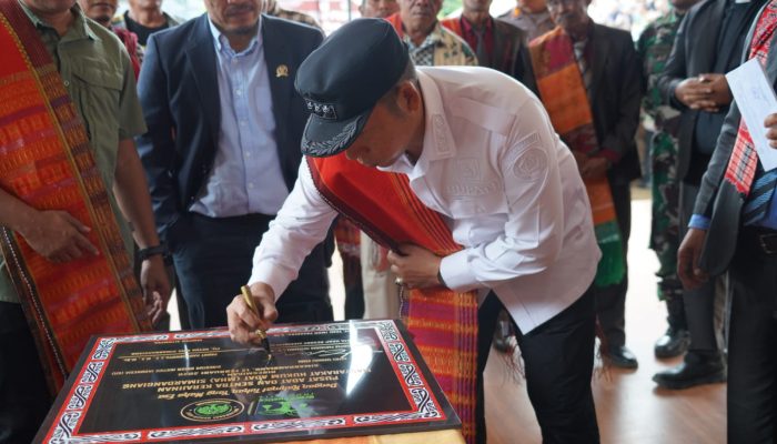 Bupati Taput Resmikan Pusat Adat, dan Tinjau Sentra Kerajinan Penyulingan Kemenyan Menjadi Bahan Baku Parfum