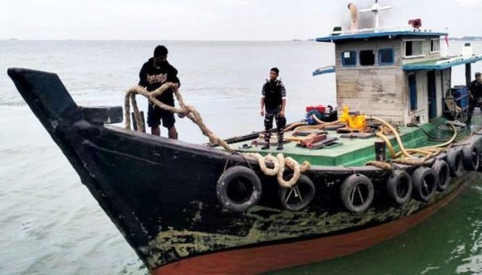 KRI Surik – 645 Dikabarkan Berhasil Amankan TB Lentari Perdana, Diduga Bawa BBM Solar Ilegal