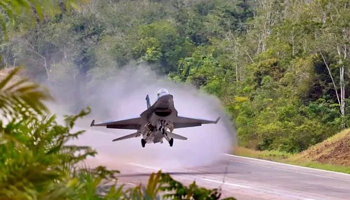 TNI Ungkap Tujuan Uji Coba Pendaratan F-16 dan Super Tucano di Tol Lampung