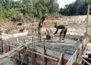 Prajurit Satgas TMMD Kodim 0116 Nagan Raya dan Warga Bergandeng Tangan Bangun Desa