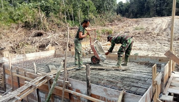Prajurit Satgas TMMD Kodim 0116 Nagan Raya dan Warga Bergandeng Tangan Bangun Desa
