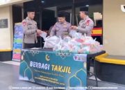 Brimob Polda Metro Jaya Gelar Aksi Berbagi Takjil bagi Masyarakat yang Berpuasa