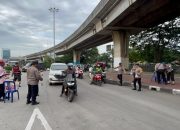 Polisi Bagikan Takjil kepada Pengguna Jalan di Plumpang, Wujud Kepedulian Polsek Koja di Bulan Ramadhan