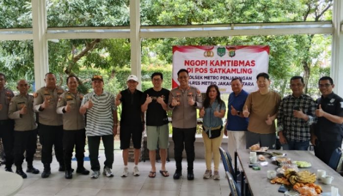 Kapolsek Metro Penjaringan AKBP Agta Bhuwana Putra, S.I.K., M.A.P. Gelar Ngopi Kamtibmas di Pinisi Tamaran PIK RW 13, Ajak Warga Jaga Kondusifitas Jelang Imlek