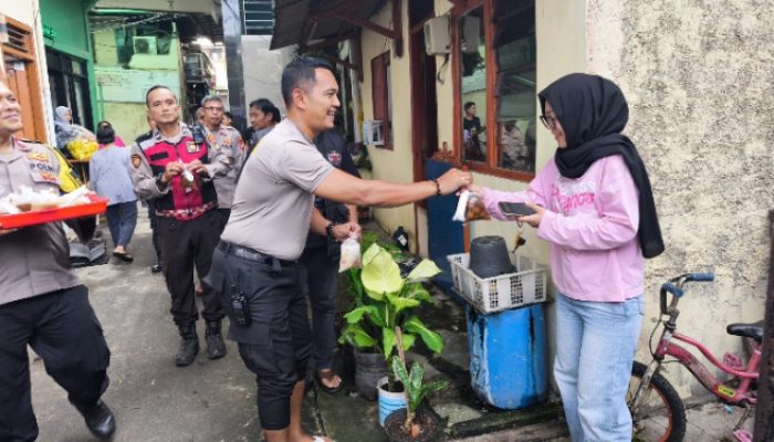 Polsek Pademangan Bagikan Takjil Ramadhan Lewat Program Jaga Jakarta+, Pererat Kedekatan dengan Warga