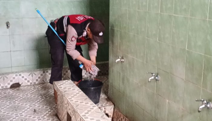 Polsek Metro Penjaringan Bersih-Bersih Masjid, Wujudkan Ramadhan Aman, Sehat, dan Nyaman