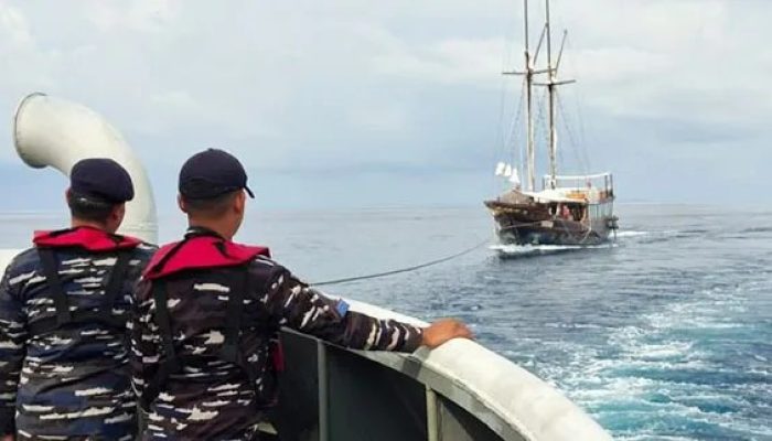 Kapal Tunda TNI AL Evakuasi Kapal Pesiar di Raja Ampat