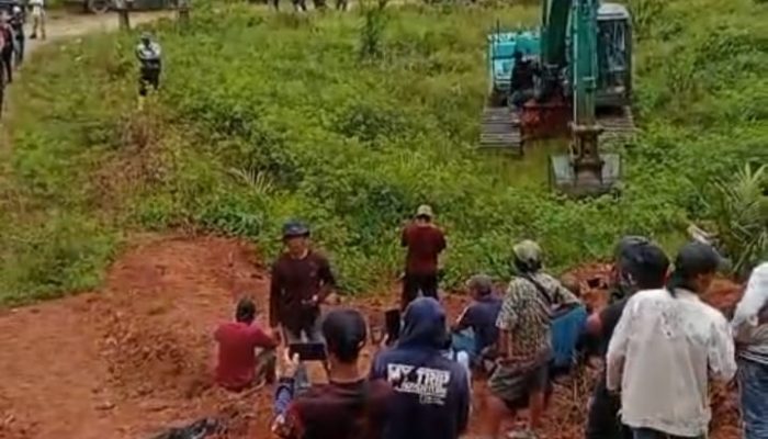 ‎Tolak Pembangunan Siring Gajah Ilegal, Advokat dan Masyarakat Desa Genting Walk Out dari Mediasi di Polres Bengkulu Tengah
