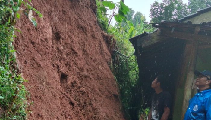 Diguyur Hujan Deras, Longsor Terjang Dua Rumah Warga di Kampung Cicakal Girang