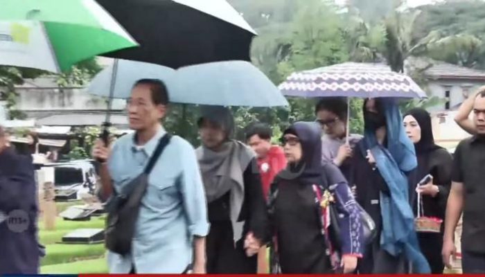 Pemakaman Vidi Aldiano di TPU Tanah Kusir