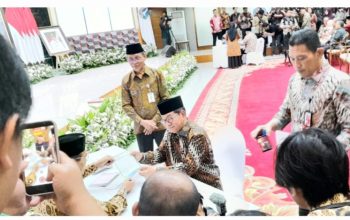 Diikuti 61.045 ASN Muslim Pemprov DKI, Pramono dan Rano Tunaikan Zakat Lewat Bazis DKI Jakarta