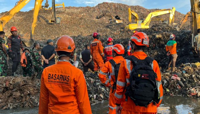 Korban Longsor Sampah Bantargebang Bertambah jadi 6 Orang