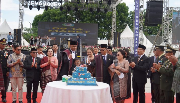 Puncak HUT ke-27 Kabupaten Toba, Berikan Penghargaan Kepada Para Mantan Bupati Toba