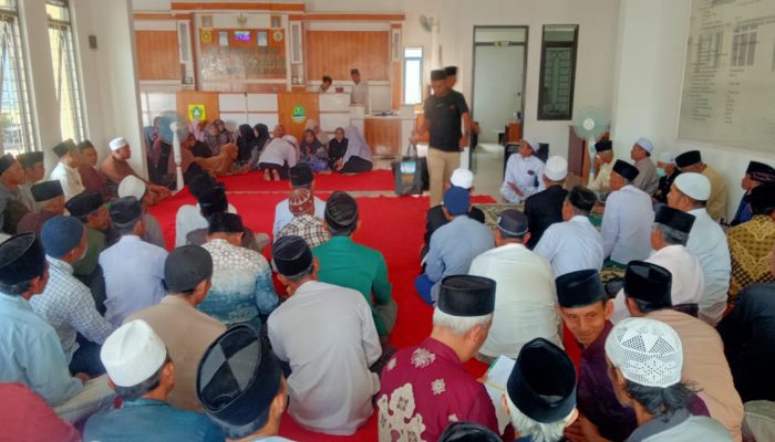 Apresiasi Tokoh Agama, Pemdes Gobang Bagikan Sarung BHS Menjelang Idul Fitri 1447 H